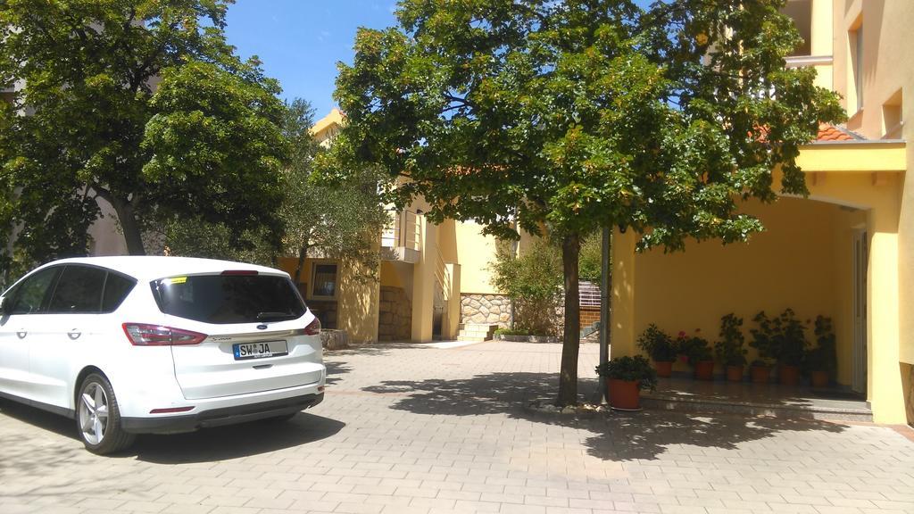 Apartments Zdenka Starigrad Paklenica Bagian luar foto