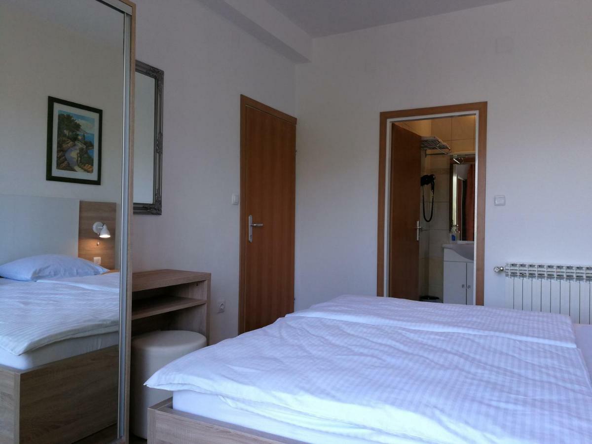 Apartments Zdenka Starigrad Paklenica Bagian luar foto