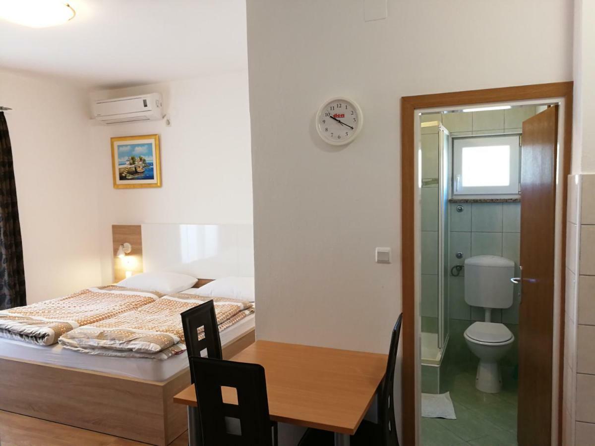 Apartments Zdenka Starigrad Paklenica Bagian luar foto