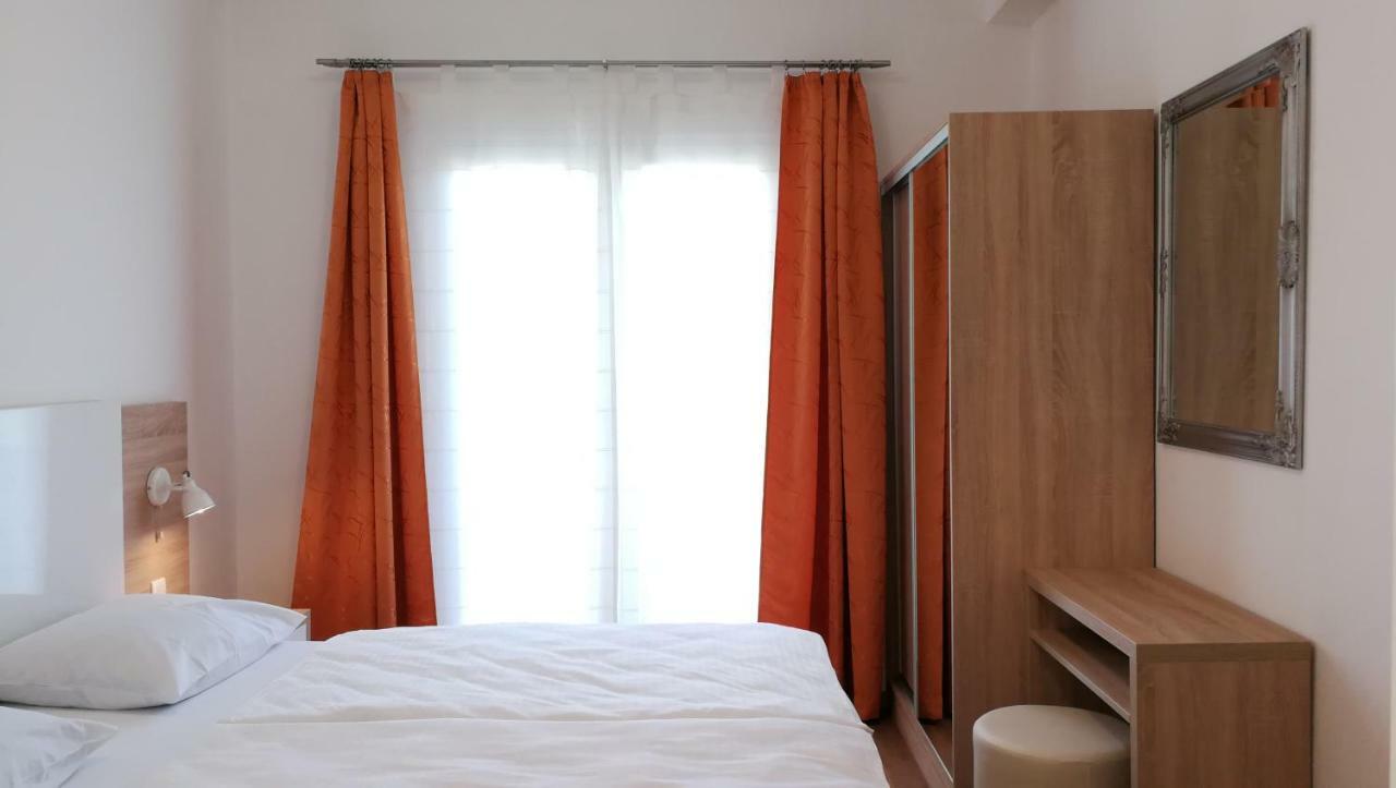 Apartments Zdenka Starigrad Paklenica Bagian luar foto